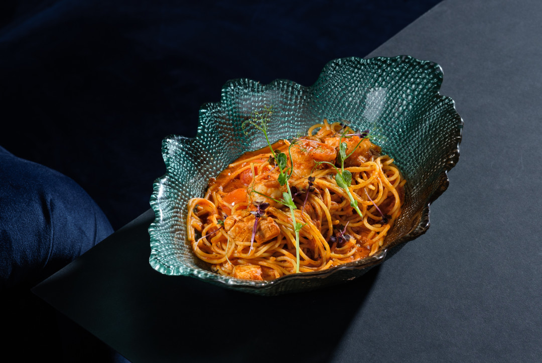 Морская паста с лососем и креветками