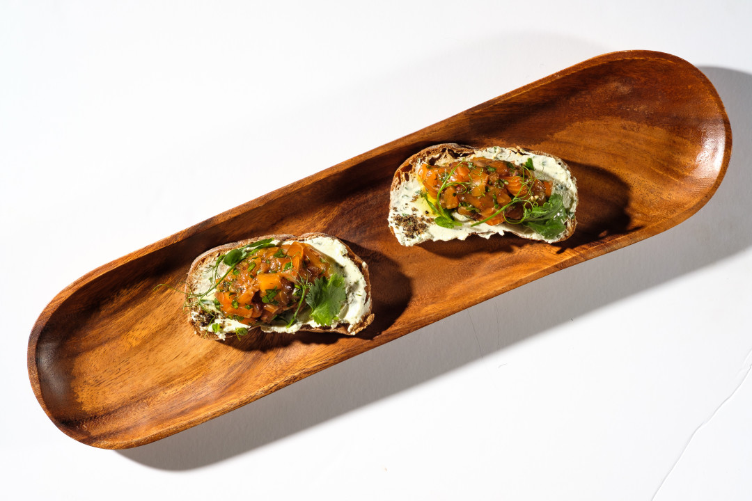 Брускетты с тартаром из лосося