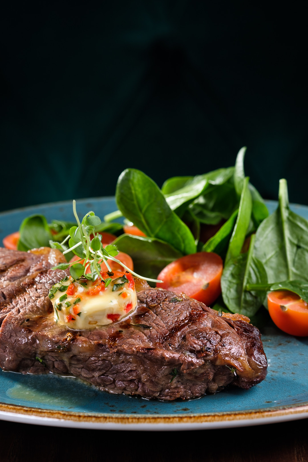 Мясо, приготовленное на углях, с томатами черри, шпинатом и сливочным маслом