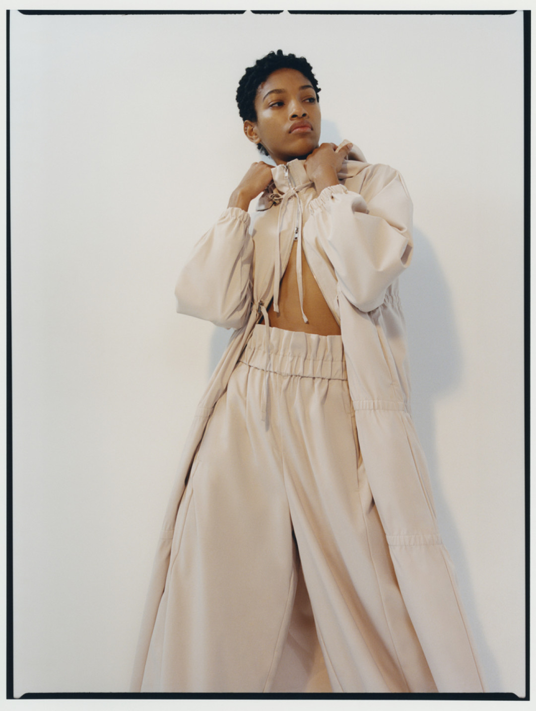 Парка из переработанного полиэстера, 5499 руб. Широкие брюки из полиамида, 2999 руб.