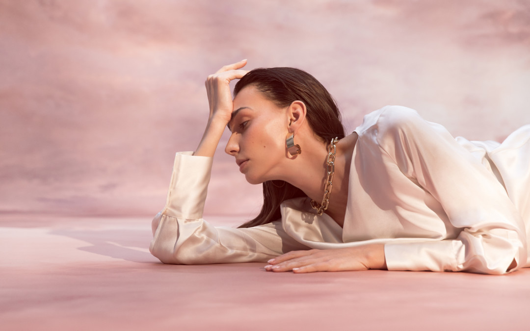 На Кате: блуза Adolfo Dominguez, 20 100 руб., клипсы Luisa Spagnoli 5 900 руб., цепь 810 руб.