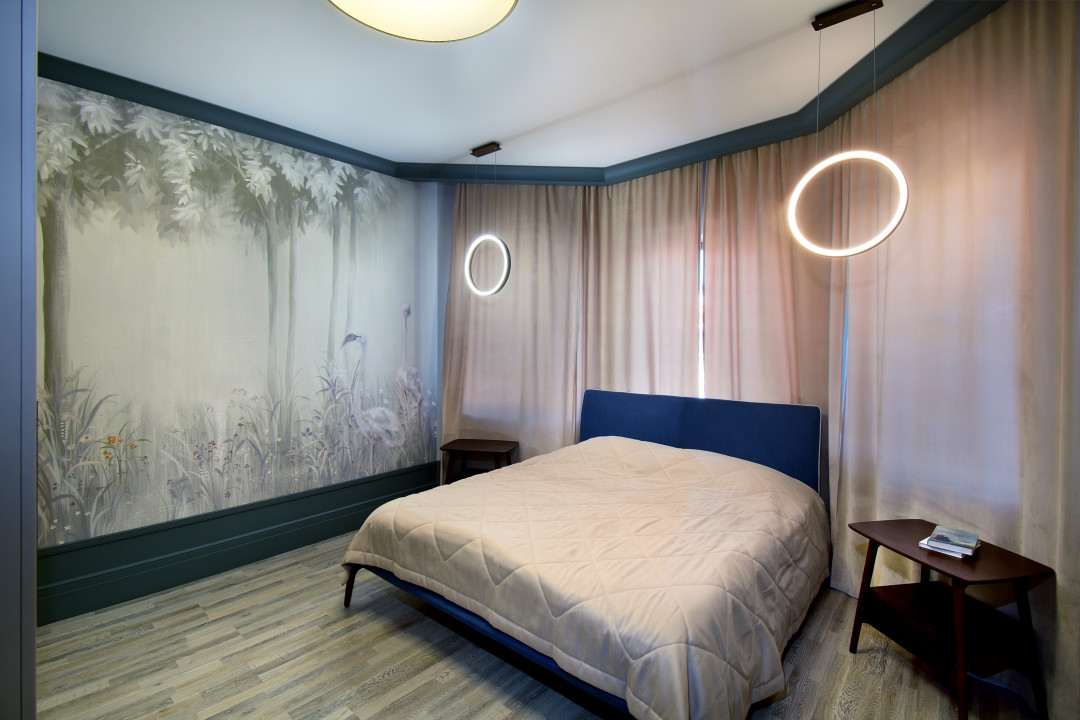 Нежность спальни и деликатность пространства подчеркивает итальянское флизелиновое панно Sirpi из коллекции Alvise (M-Studio)