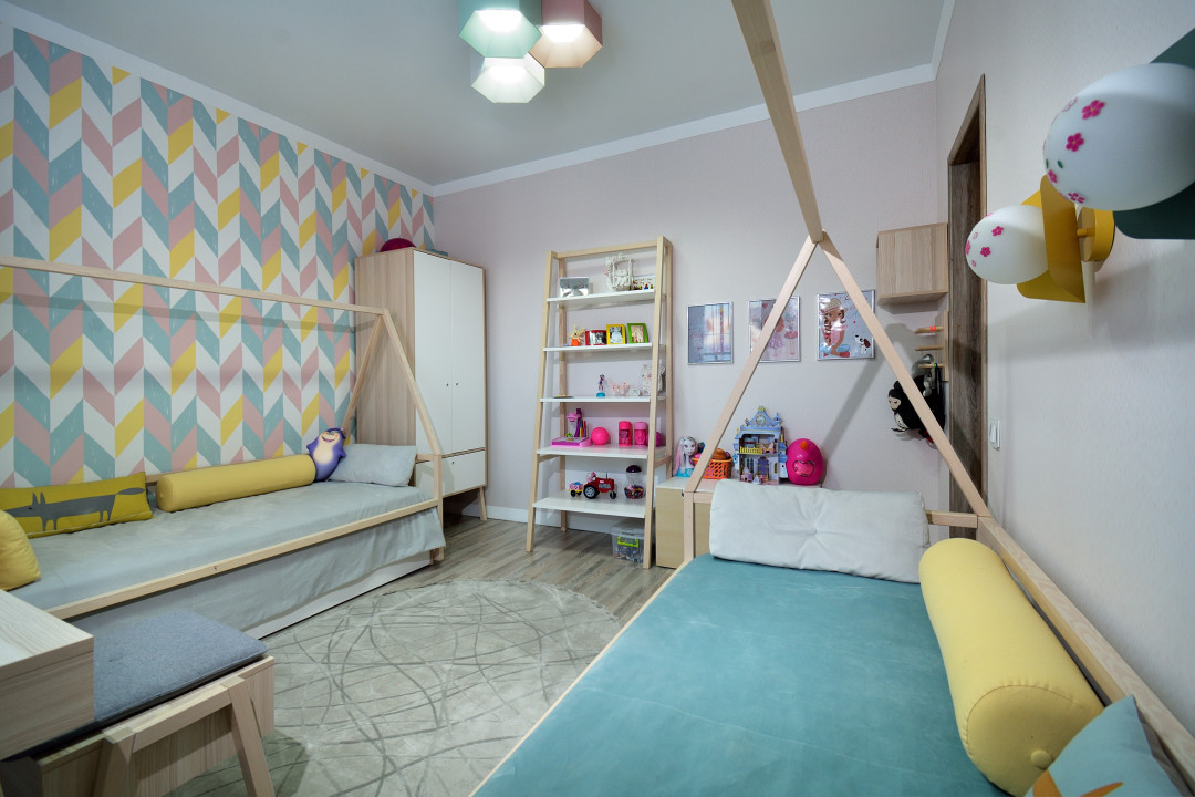 Стильные флизелиновые обои Sandberg из коллекции Family с рисунком позволяют играть с пространством и выступают самостоятельным элементом декора (M