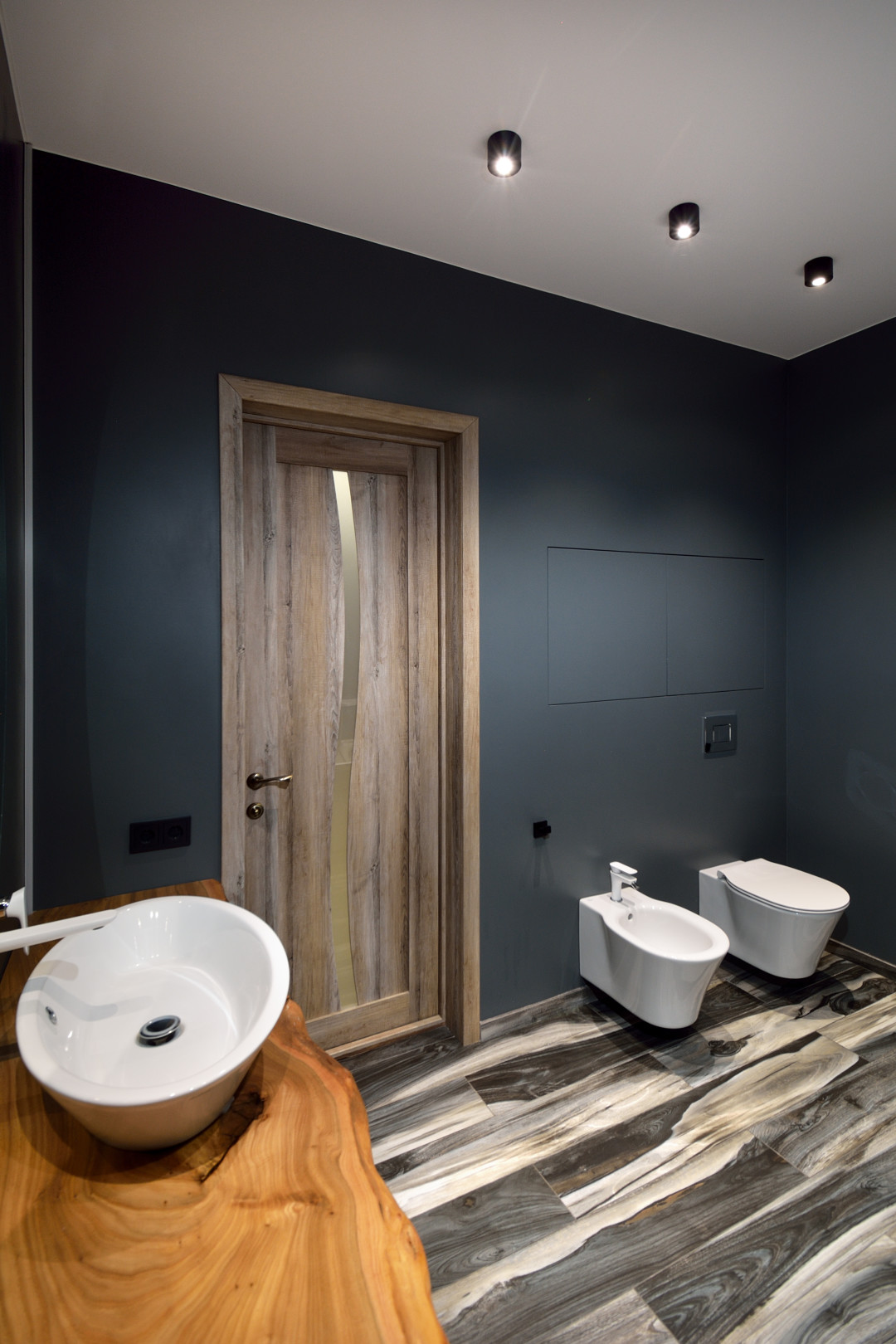 Спрятать все лишнее позволяет встроенный шкаф-невидимка и соседстующая с ванной комнатой гардеробная (Mr. Doors). Массивная столешница с шикарной