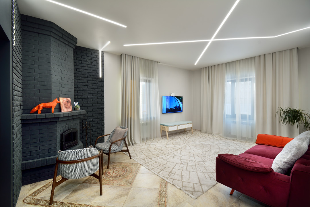 Встроенные профильные системы создают световые геометрические узоры и придают комнате космическое настроение («Центрсвет»)