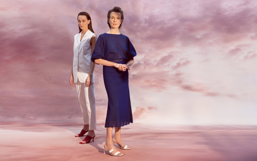 На Галине: джемпер Adolfo Dominguez, 17 500 руб., юбка Adolfo Dominguez 15 200 руб., обувь - собственность стилиста; на Кате: жилет Liu Jo 25 900 руб