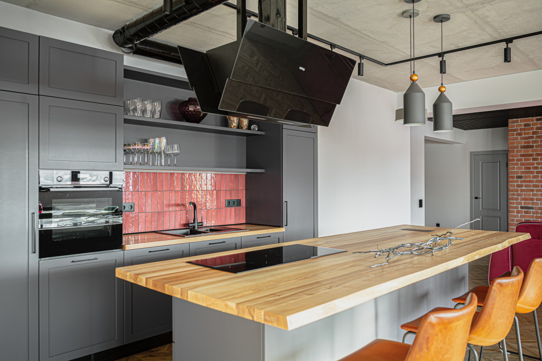 Кирпич («Шведские обои») дополняет стиль лофт и поддерживает бетон потолка. Это не просто кирпич, а бетонные плитки, выполненные со слепков кирпича