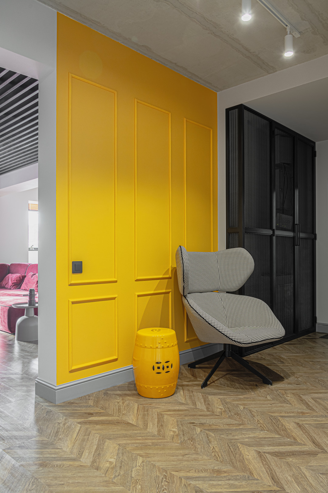 Яркая латексная краска Beckers, элегантный молдинг и высокий плинтус («Шведские обои») выделяют одну из стен прихожей, изменяя форму комнаты, и