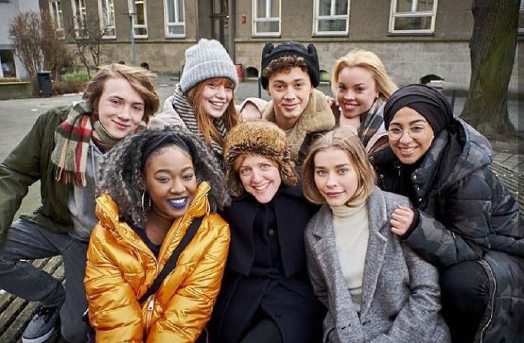 «СКАМ Германия» (6 сезонов) – немецкая подростковая драма, созданная на основе норвежского сериала “Skam”. Главные герои сериала – берлинские