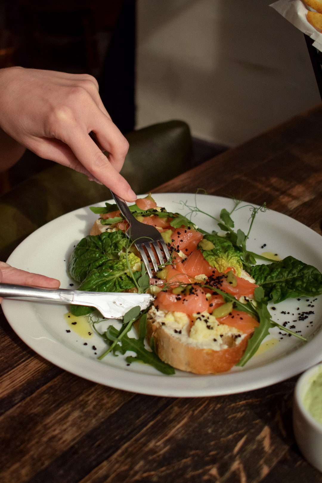 Кофе Есть Брускетта с лососем, скрэмбл, гуакамоле