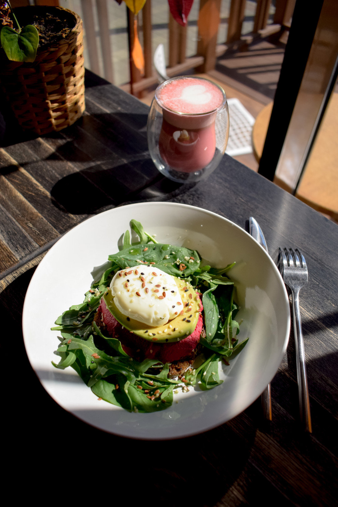 Кофе Есть Тост со свекольным муссом, авокадо и яйцо пашот