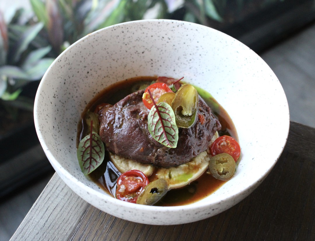 LOUNGE CAFE Щёчки, хумус, халопеньо