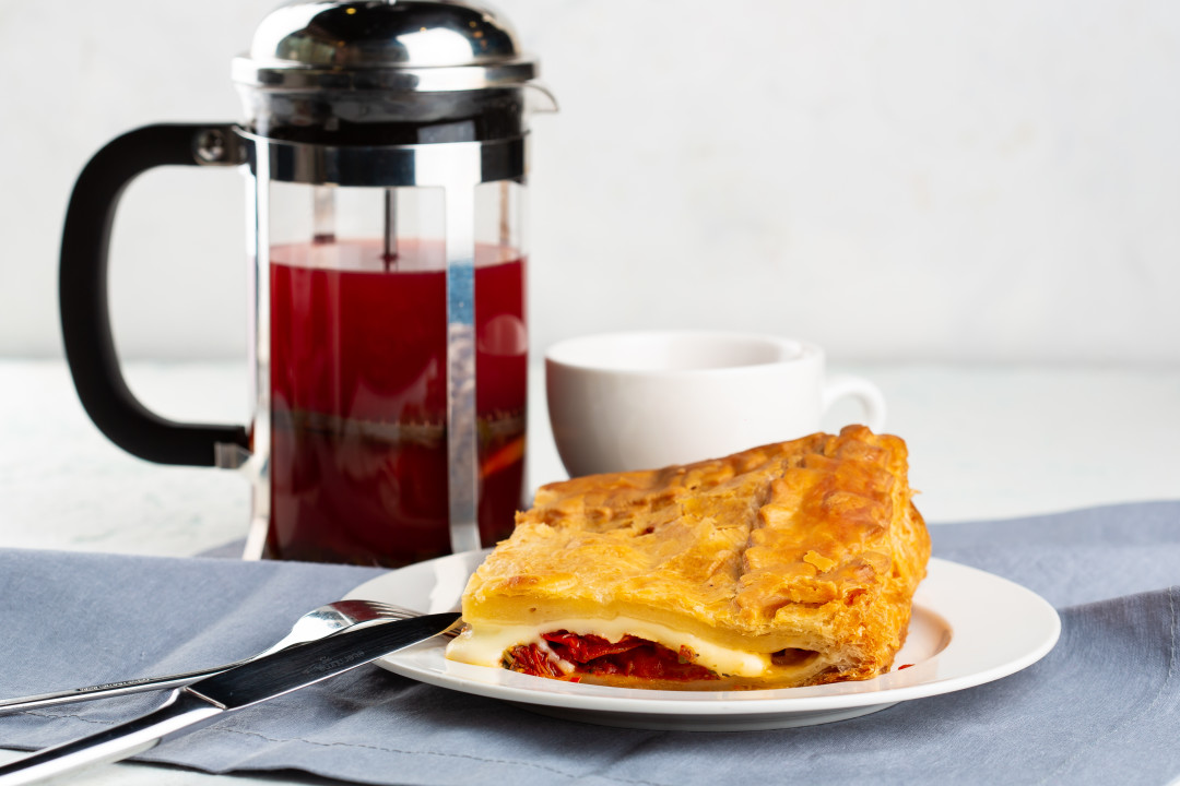 Ягодно фруктовый чай со слоеным пирогом