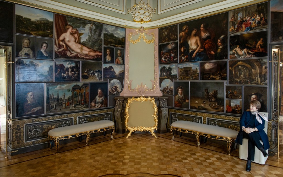 Директор ГМЗ «Петергоф» Елена Кальницкая проводит экскурсии в прямом эфире инстаграма музея-заповедника