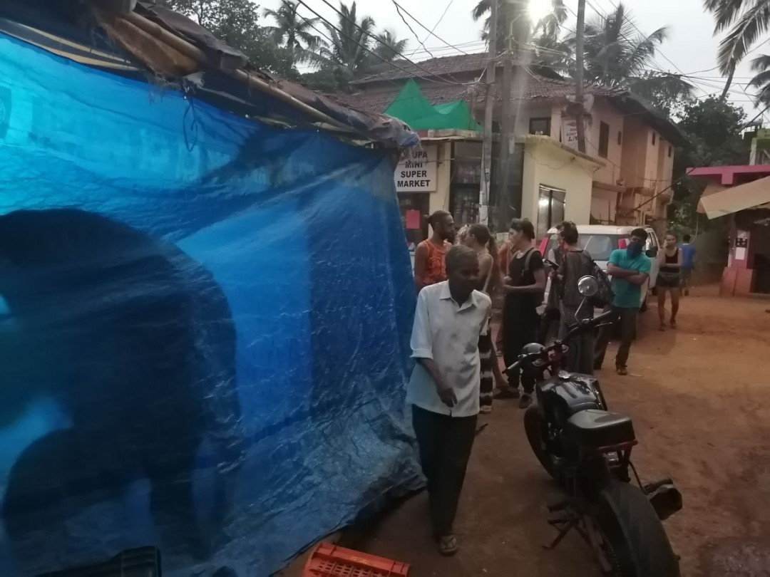 Очередь в подпольную овощную лавку за день до начала строгого карантина