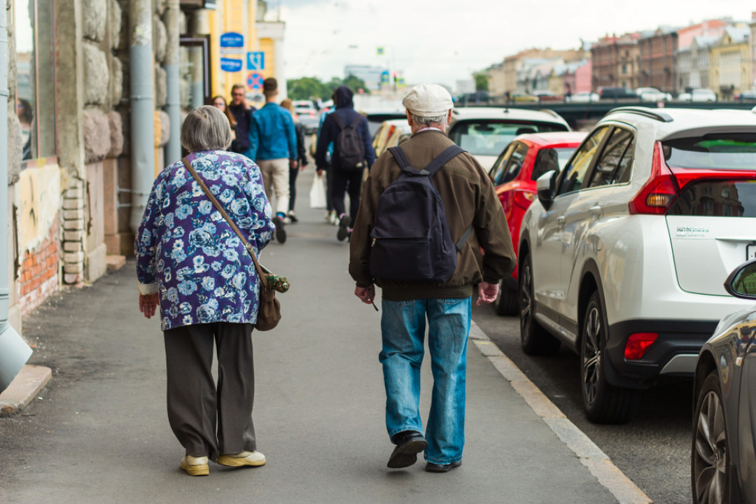москва люди старше 65. москва люди старше 65. дети в электричке ричке. дети и пожилые люди в метрополитен москвы. москва люди старше 65.