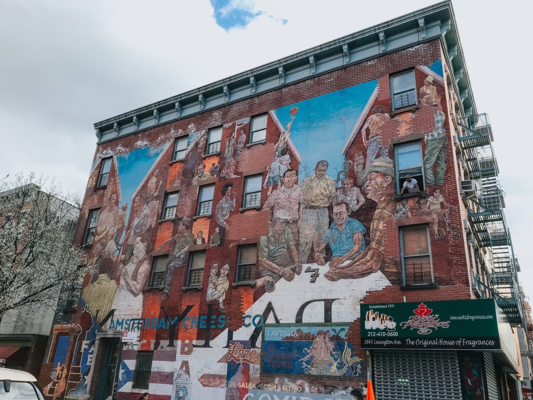 Мужчина, выглядывающий из окна, призывает своих друзей тоже пойти домой