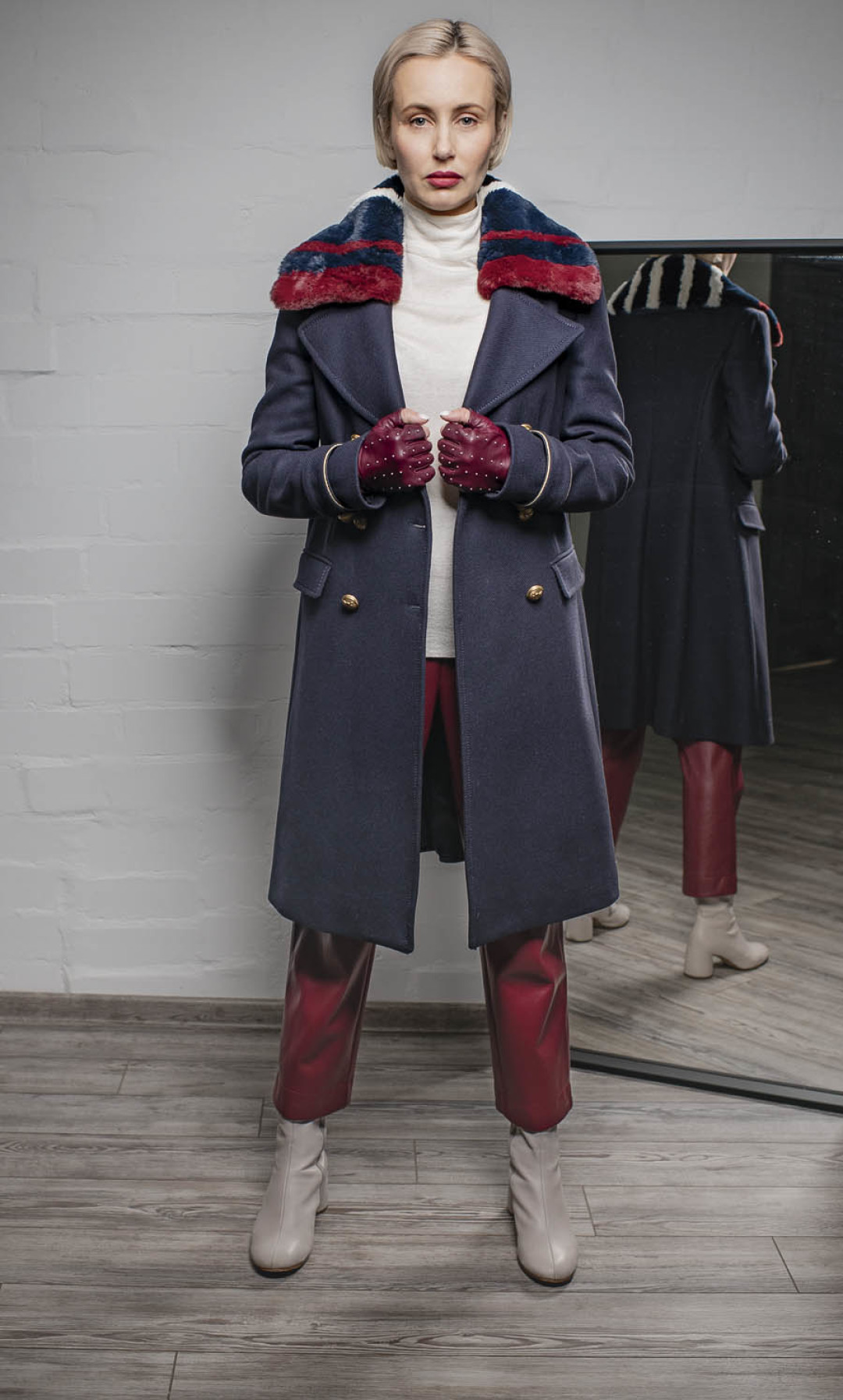 Пальто Pinko, трикотаж Marks & Spencer, брюки Ame, ботильоны Hogl