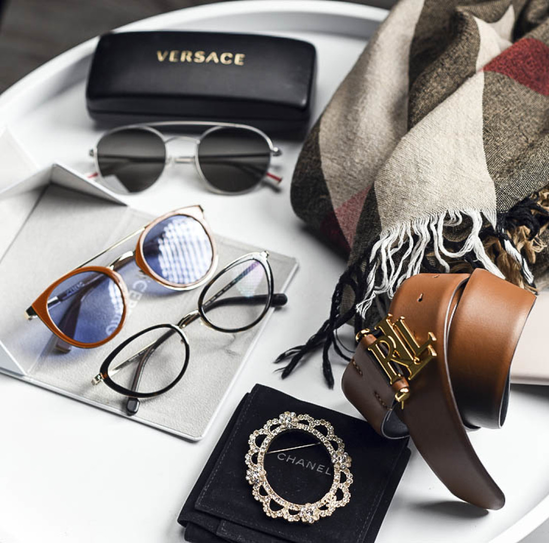 Шарф Burberry, очки Prada, Versace, Iceberg, брошь Chanel, ремень Ralph Lauren