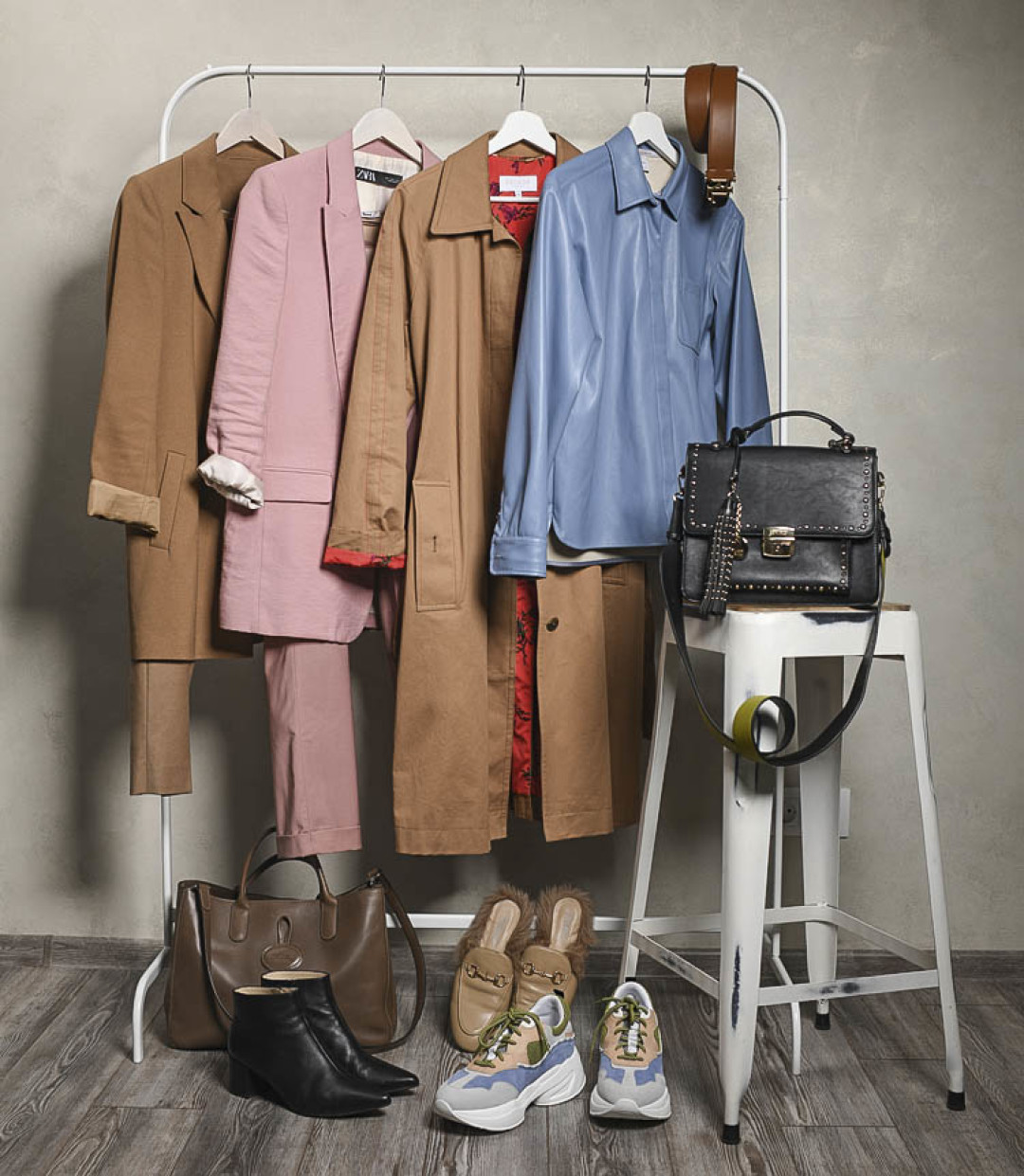 Жакет Charuel, брюки Escada, жакет Zara, брюки BGN, плащ Escada, рубашка Max Mara, ремень Ralph Lauren, сумка Loriblu, Longchamp, ботильоны Hogl, мюли