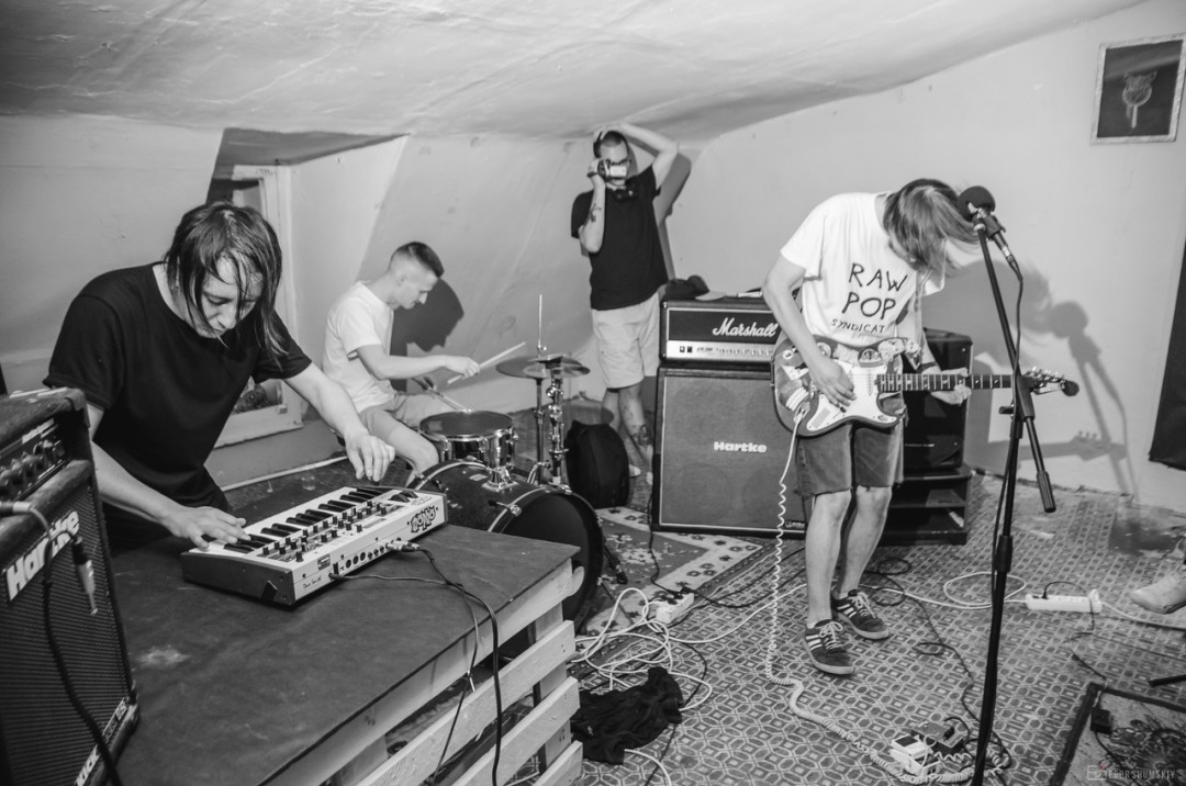 Сет «телеэкрана» в секонд-хенде Vintage Store на Апраксином дворе в августе 2019 года