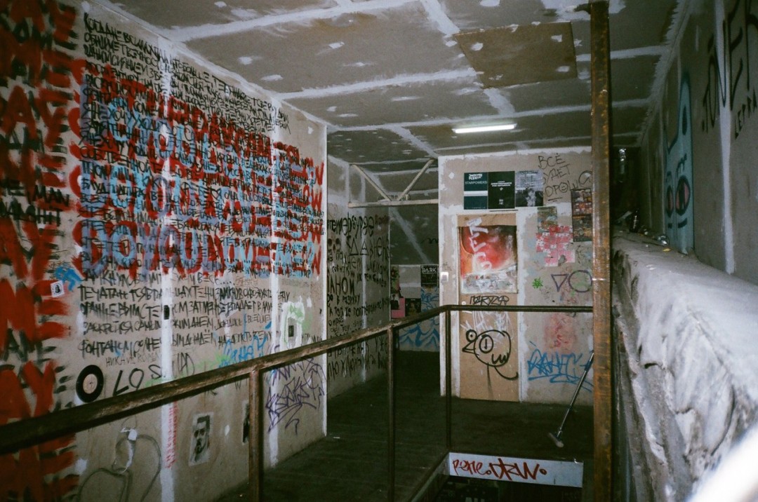 На мансарде всегда происходили самые веселые вечеринки. Здесь можно было встретить сразу всех своих знакомых. Многие оставляли на стенах напоминания