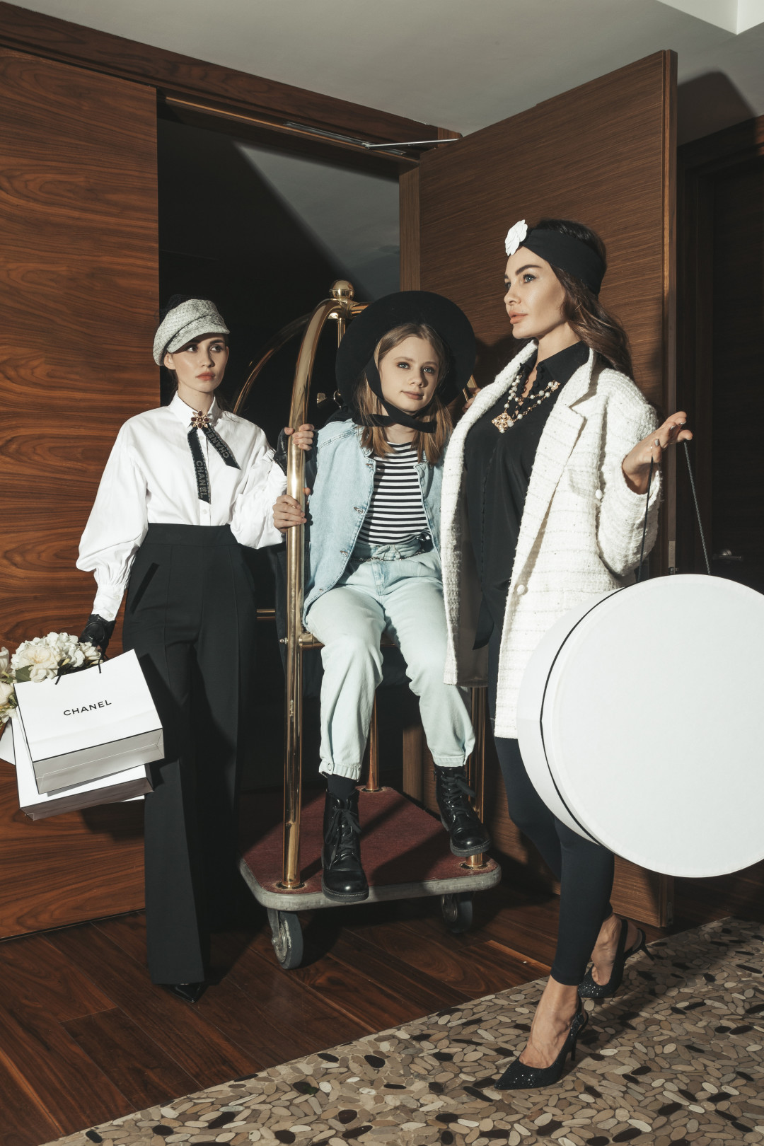 Fashion photograph Александр Крыжановский Магазин женской одежды MANGO Магазин головных уборов Шляпки - Шапки