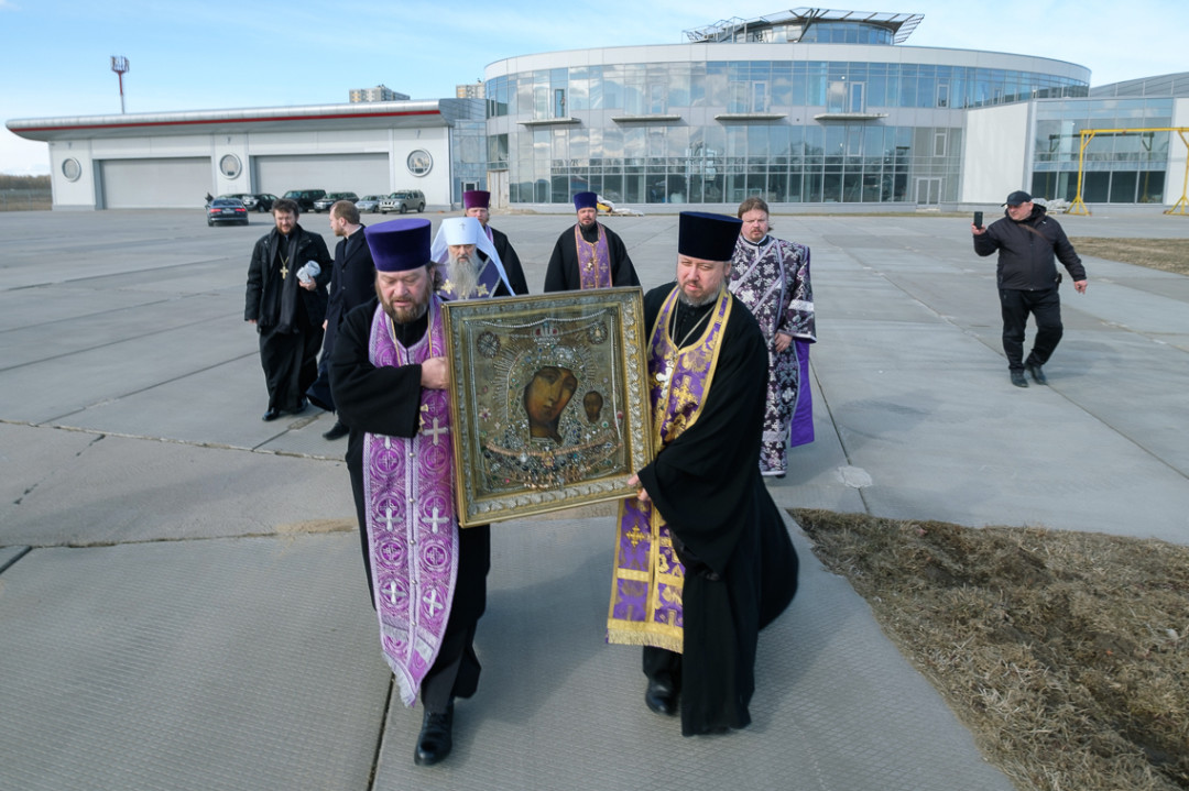 31 марта митрополит Санкт-Петербургский и Ладожский Варсонофий облетел Петербург на вертолете с чудотворной Казанской иконой Божией Матери и молитвой