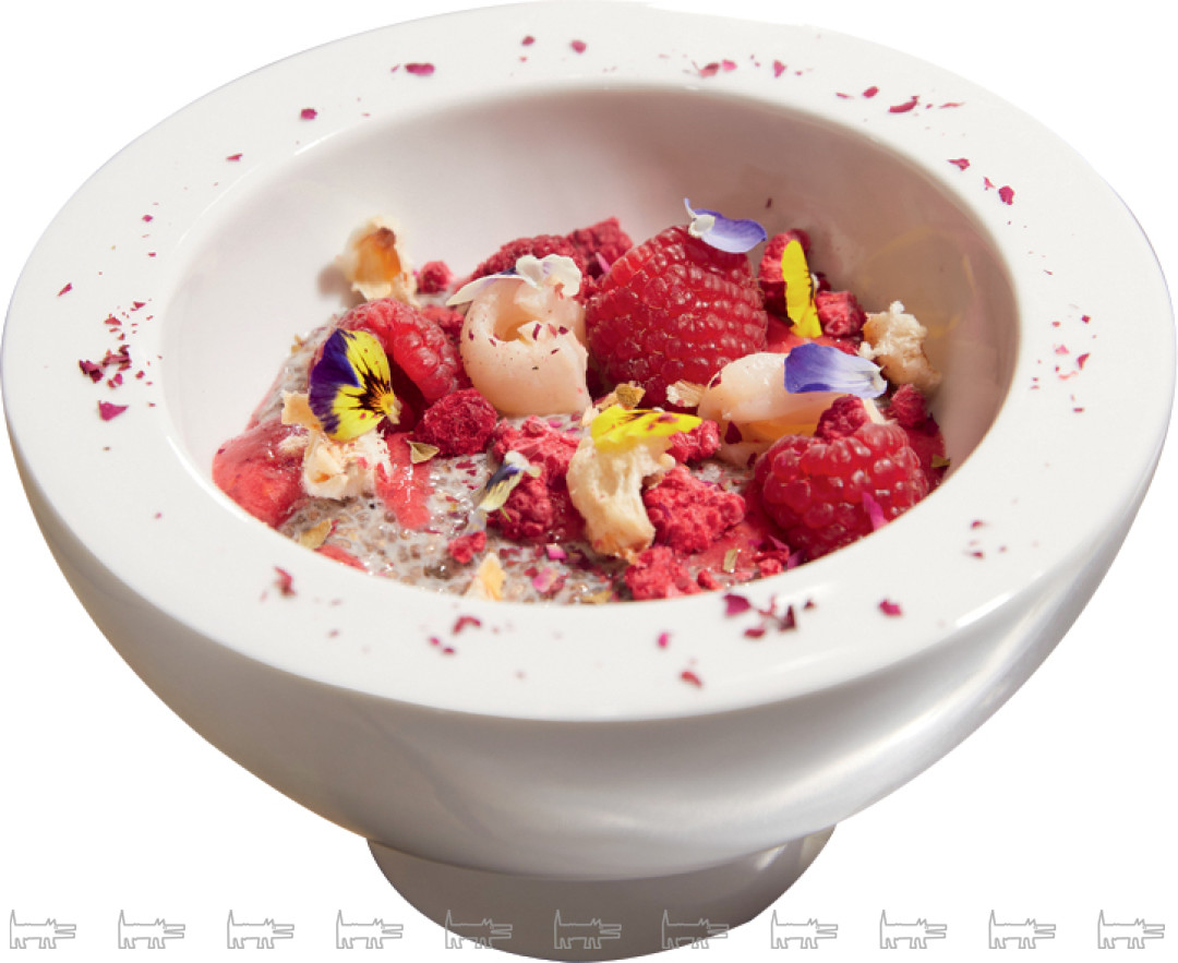 Чиа-пудинг с малиной, личи и розой