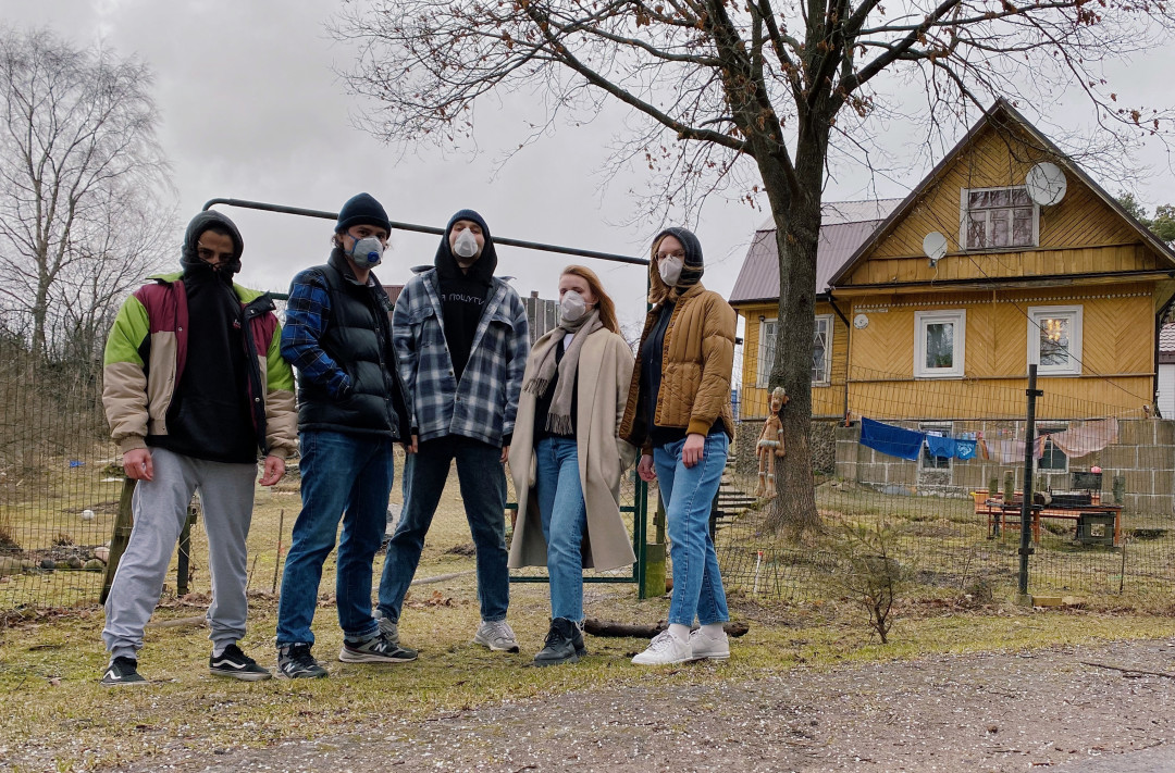 Чтобы пережить самоизоляцию Андрей съехался с четырьмя друзьями в загородном доме