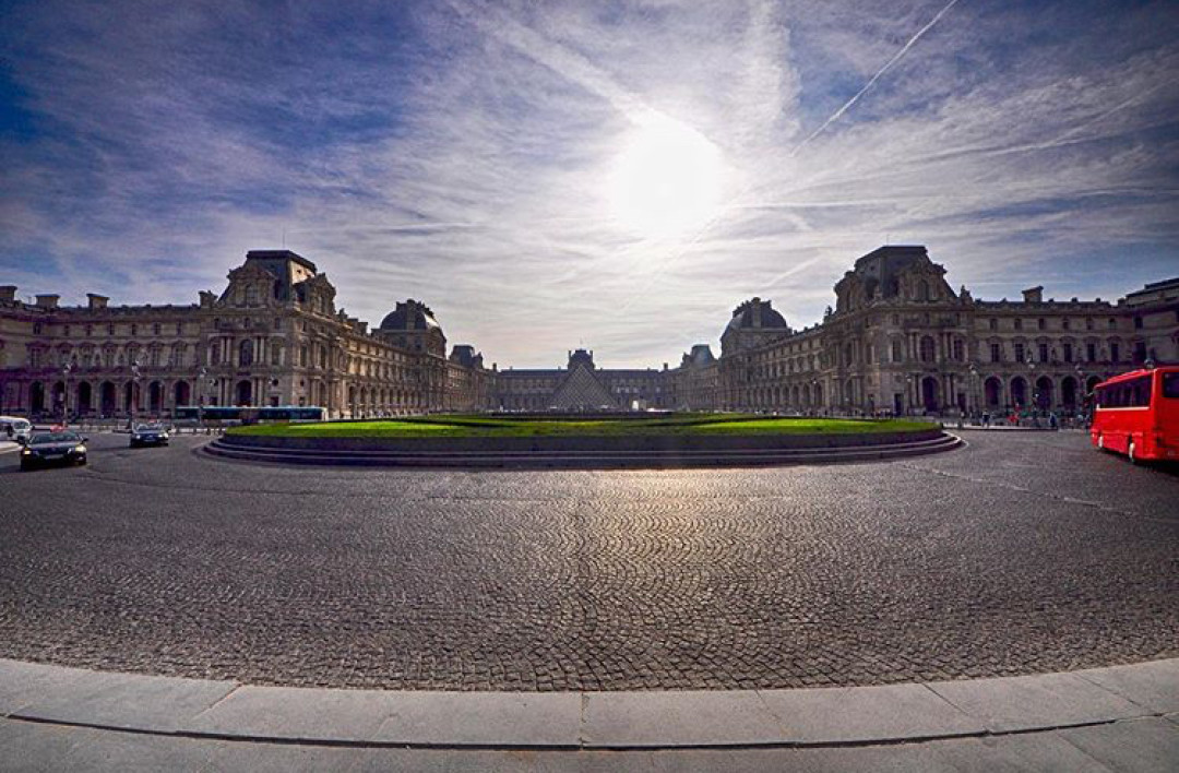 Площадь Лувра Фото: @mito_simborio