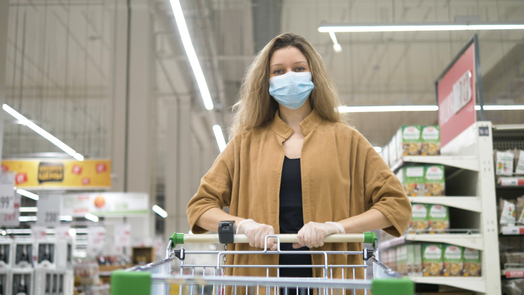 В период пандемии первое свидание в супермаркете заменяет встречу в кофейне. Фото: Shutterstock