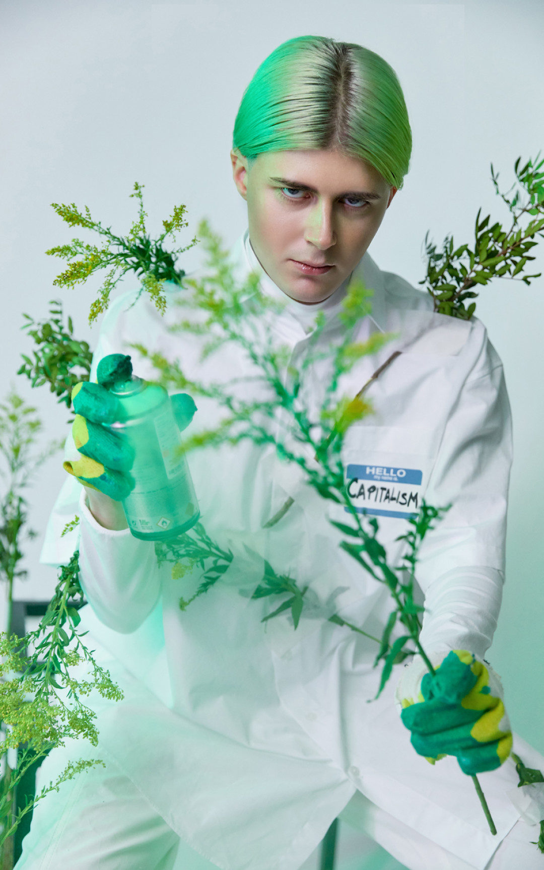 Рубашка и бадлон Vetements, брюки Gucci (все — ДЛТ)