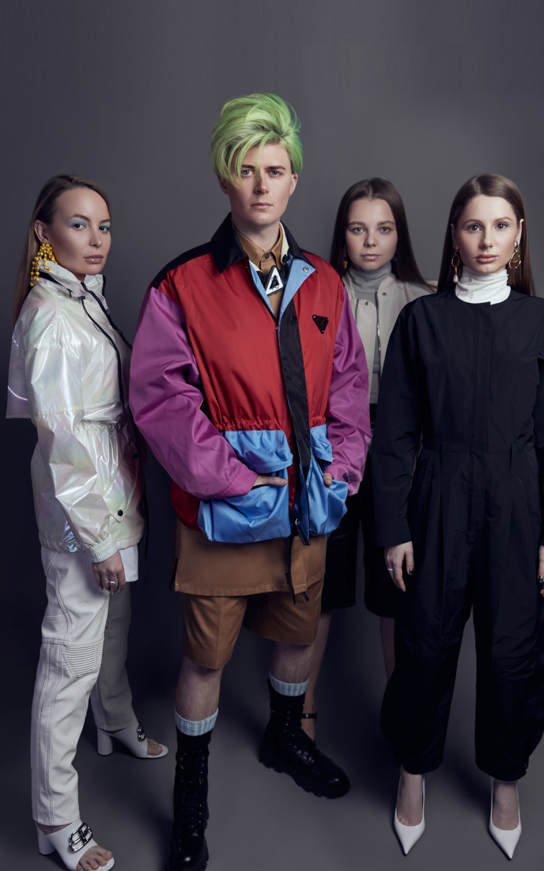 Слева направо: на Полине Власовой: куртка Kenzo, рубашка и сабо Balenciaga, брюки Off-White (все — ДЛТ), серьги Jacquemus; на Покрасе Лампасе: парка