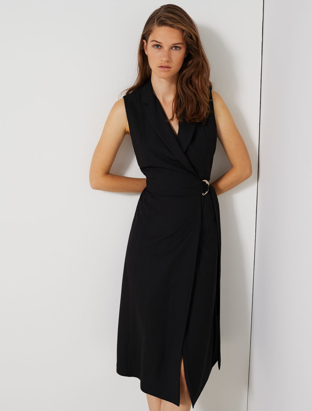 Черное лаконичное платье Marella в минималистичном стиле идеально подойдет для общения в онлайн. Его сдержанный силуэт подчеркнет красоту линий рук, а