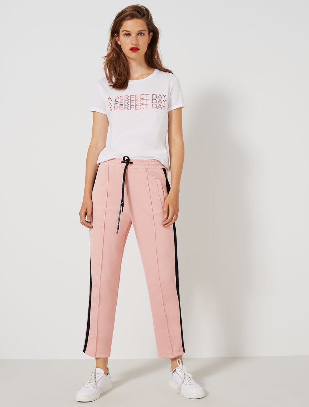 Полюбившиеся многим брюки с лампасами Marella идеально вольются в гардероб режима самоизоляции. Контрастное сочетание розового с черным внесут