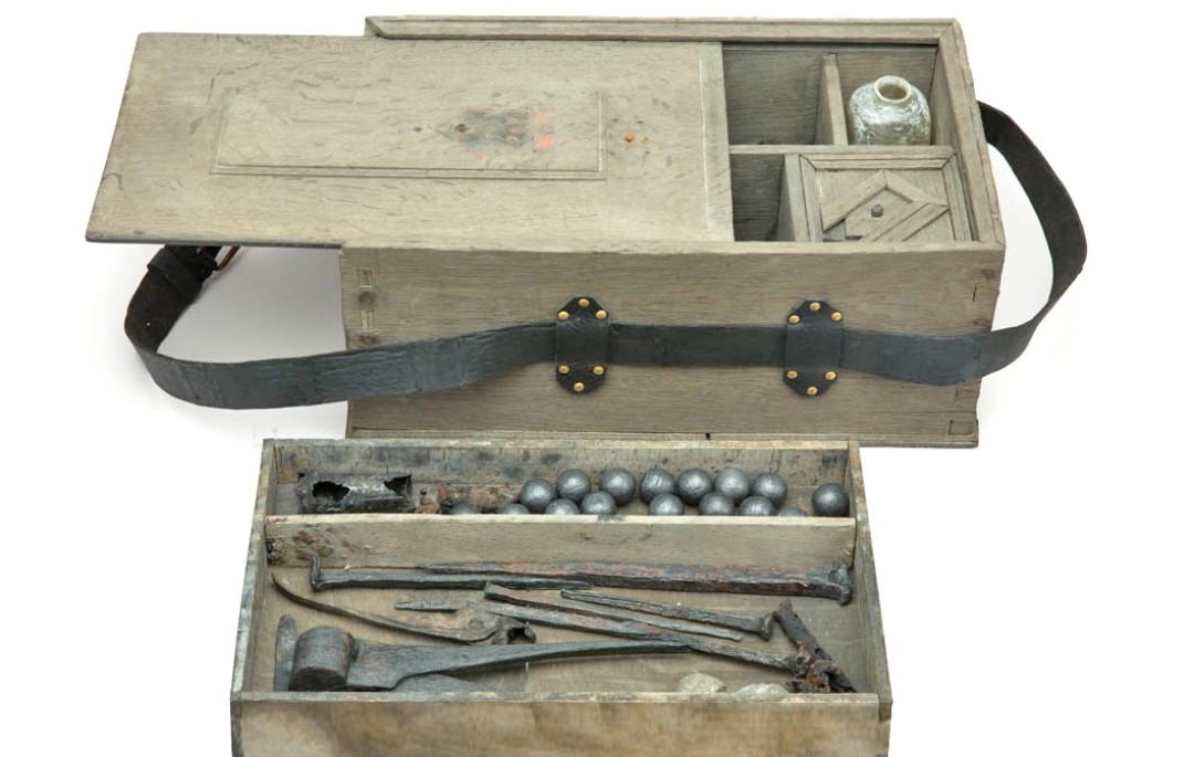 Ящик для хранения и переноски предметов, служивших для ухода за оружием. Дерево, кожа, металл. Европа, 1677