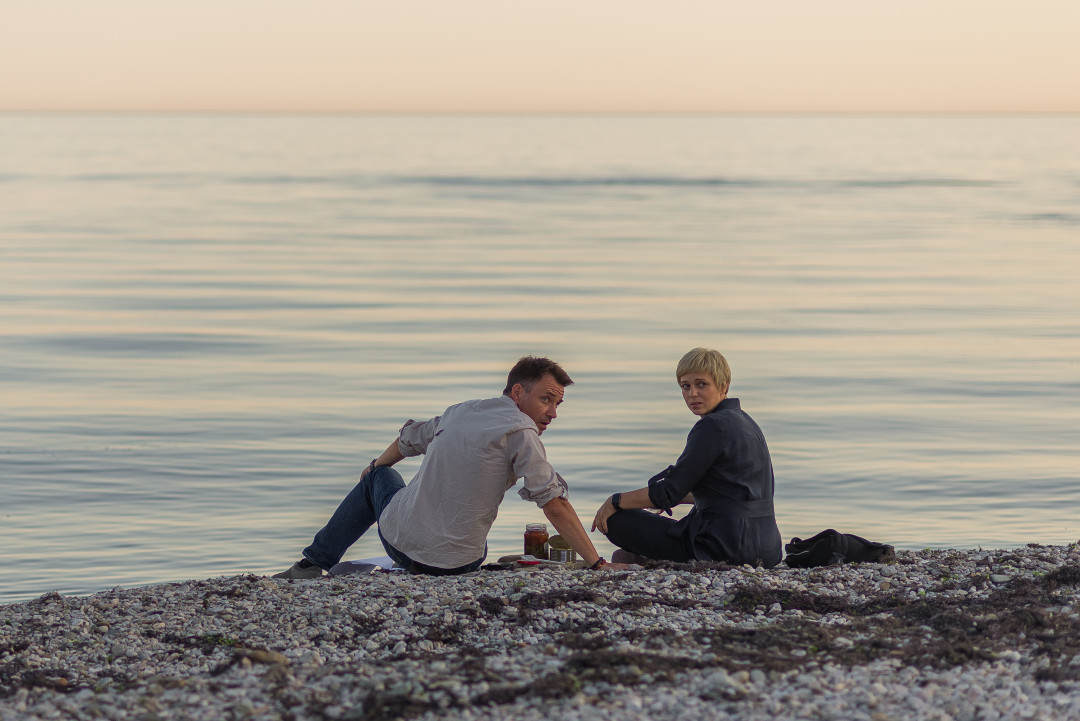 Действие сериала происходит в южном приморском городке, жители которого, как правило, зарабатывают за счет туристического сезона, который оказывается