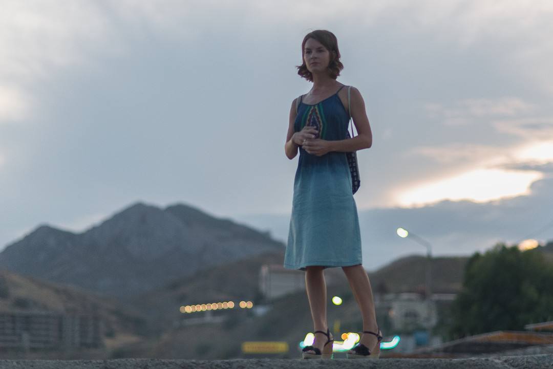 Действие сериала происходит в южном приморском городке, жители которого, как правило, зарабатывают за счет туристического сезона, который оказывается