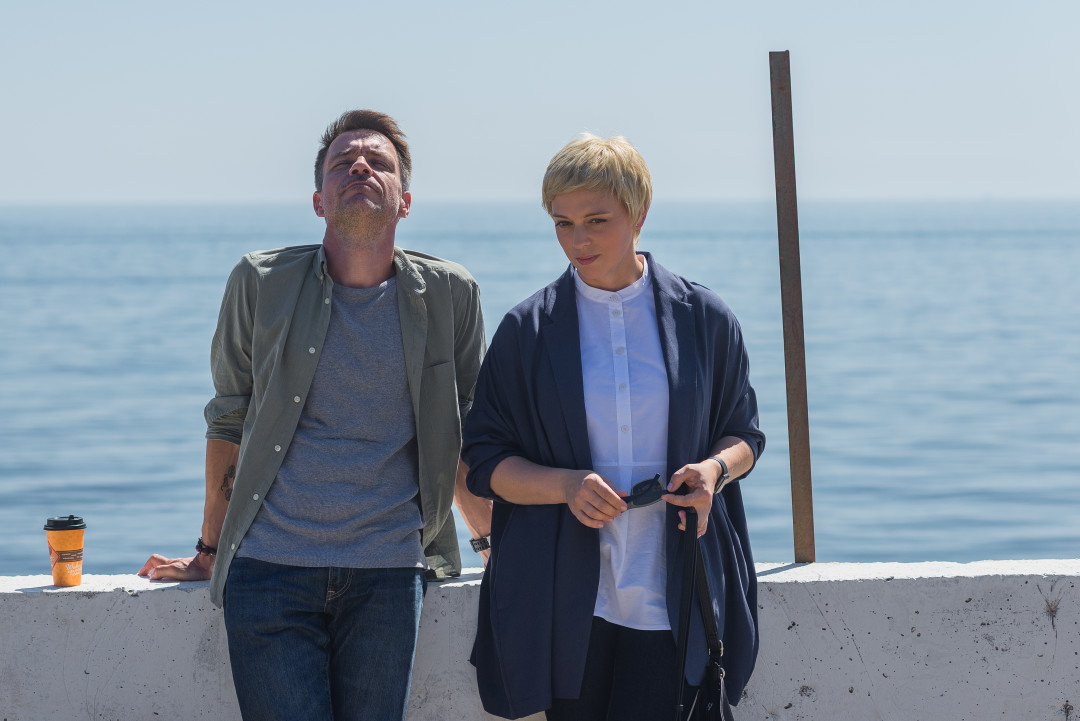 Действие сериала происходит в южном приморском городке, жители которого, как правило, зарабатывают за счет туристического сезона, который оказывается