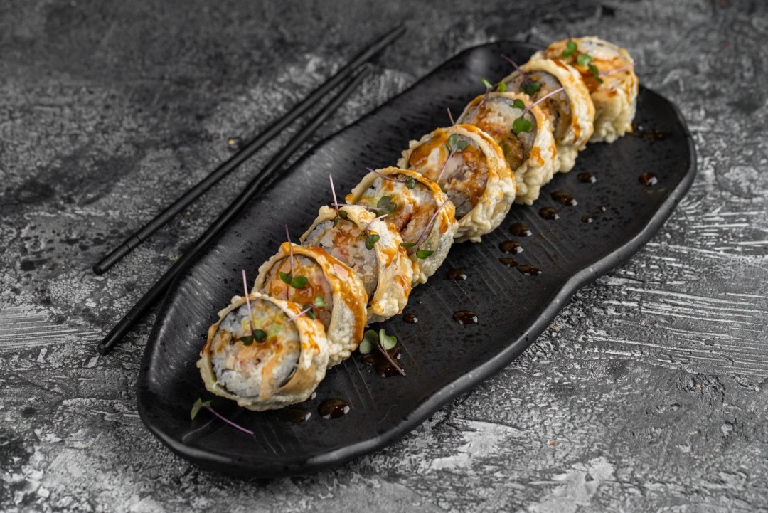 Жареный ролл с креветкой и угрем