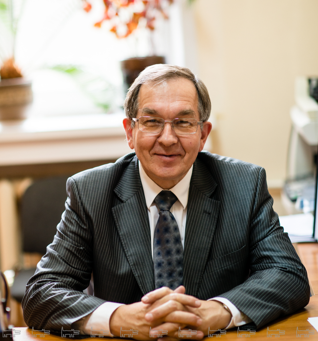 Сергей Викторович Нетесов — член-корреспондент РАН, заведующий лабораторией бионанотехнологии, микробиологии и вирусологии факультета естественных