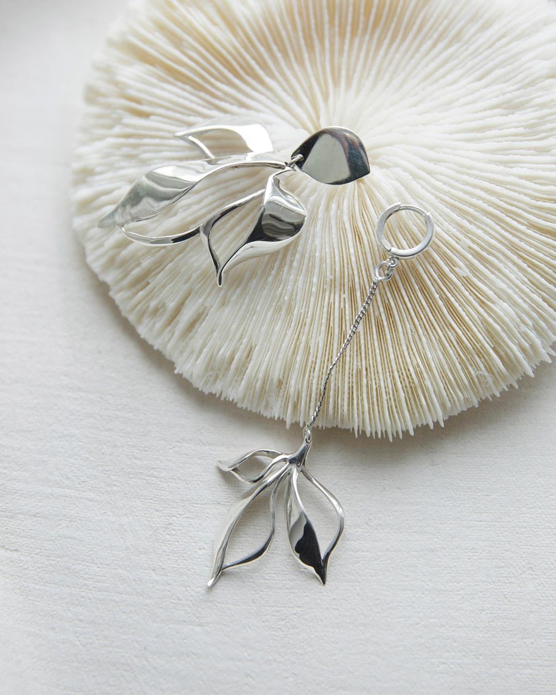 Моносерьга Nacre Jewelry, 4 500 рублей (instagram.com/nacrejewelry)