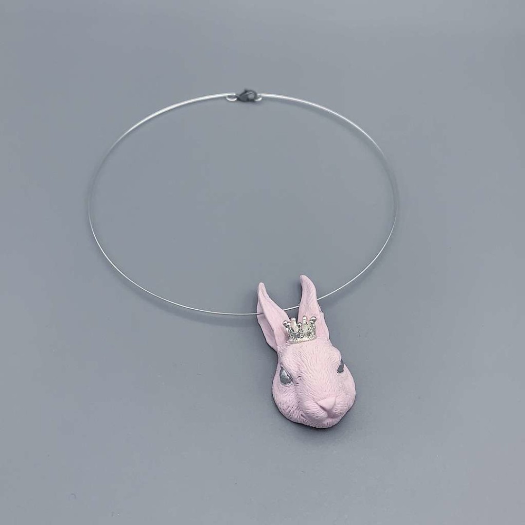 Коллар с розовым кроликом и короной iDOLL, 1 200 рублей (idollstore.ru)