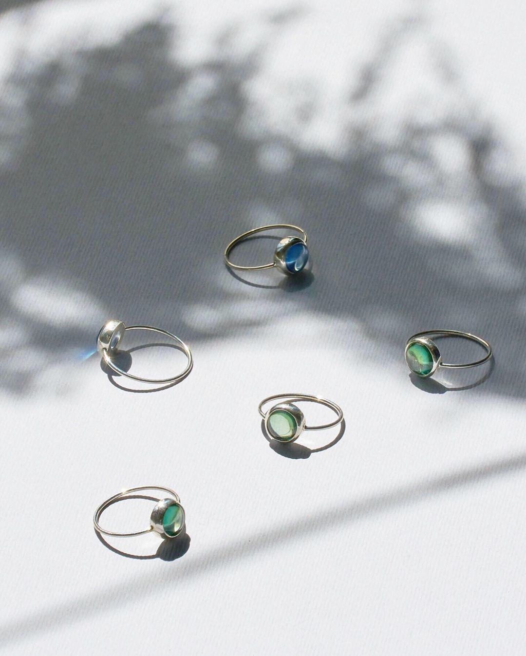 Кольцо с фианитами DGLS, 3 500 рублей (instagram.com/dgls_crft)