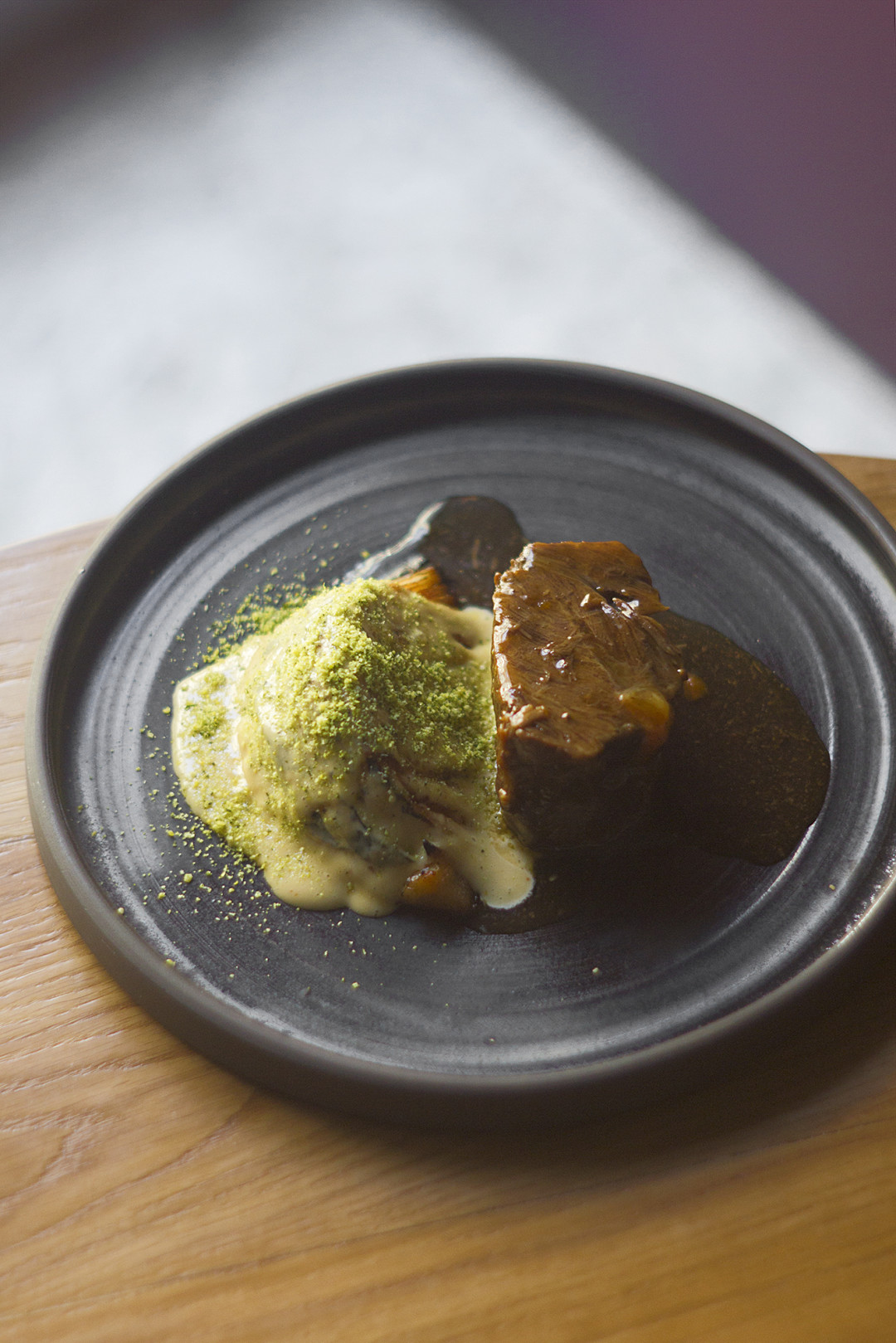 Томленые говяжьи щеки с капустой