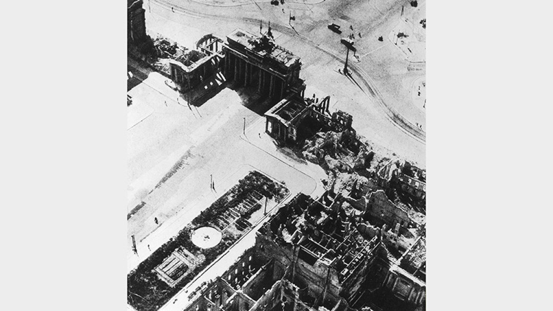 Аэросъемка Брандербургских ворот в Берлине в 1945 году