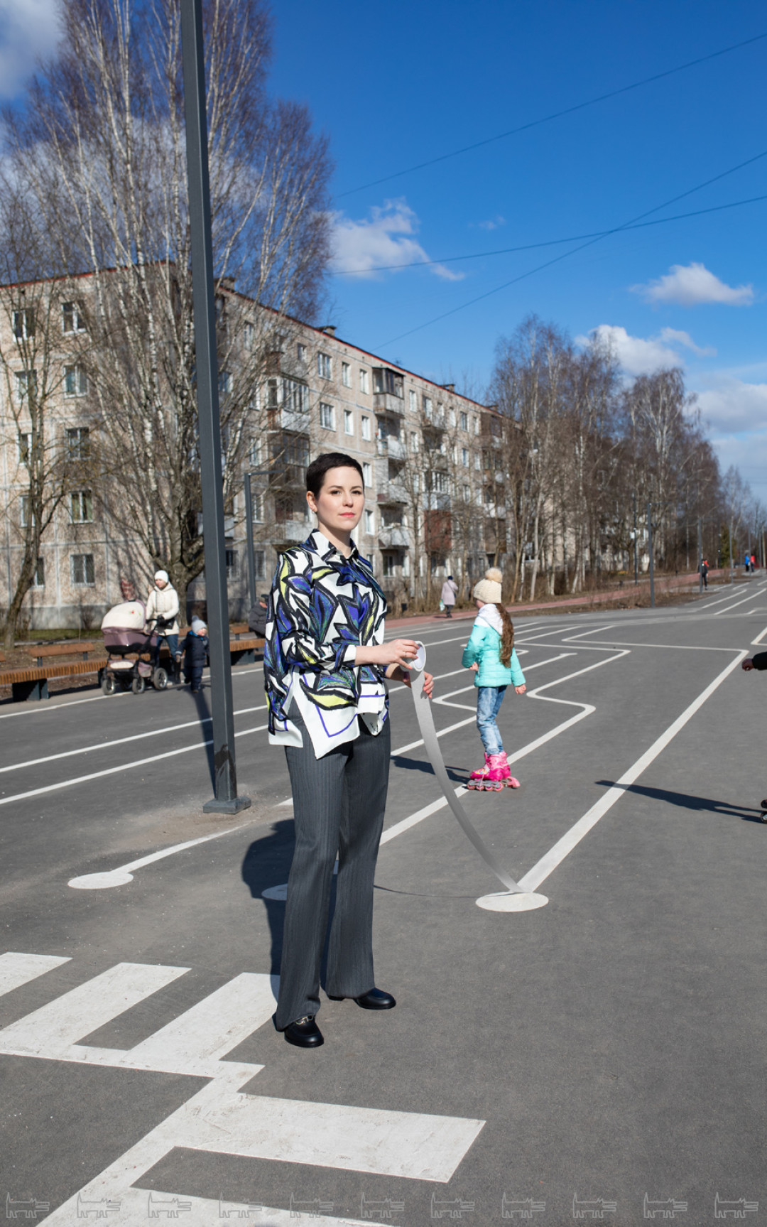 На Елизавете: блуза, брюки и туфли Salvatore Ferragamo