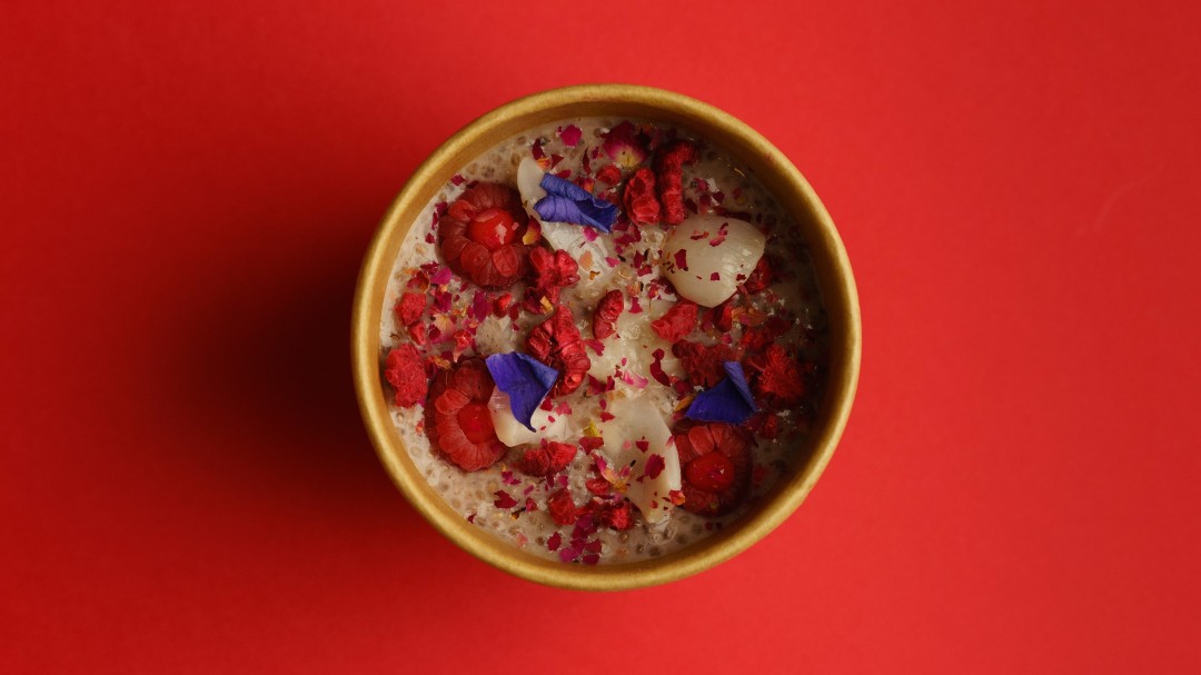 Чиа-пудинг с розой, малиной и личи