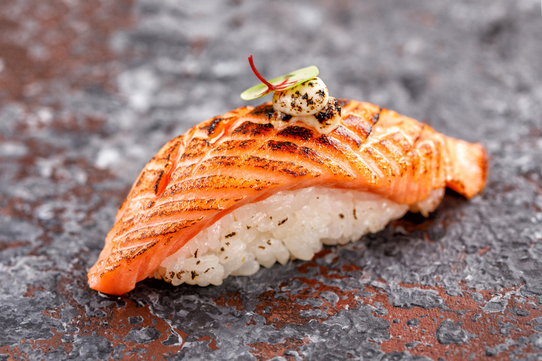 Нигири суши с опаленным лососем